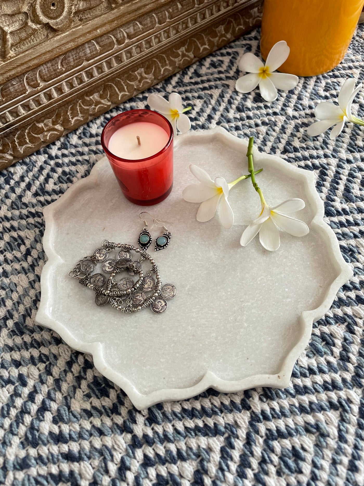 Flower shaped marble plate