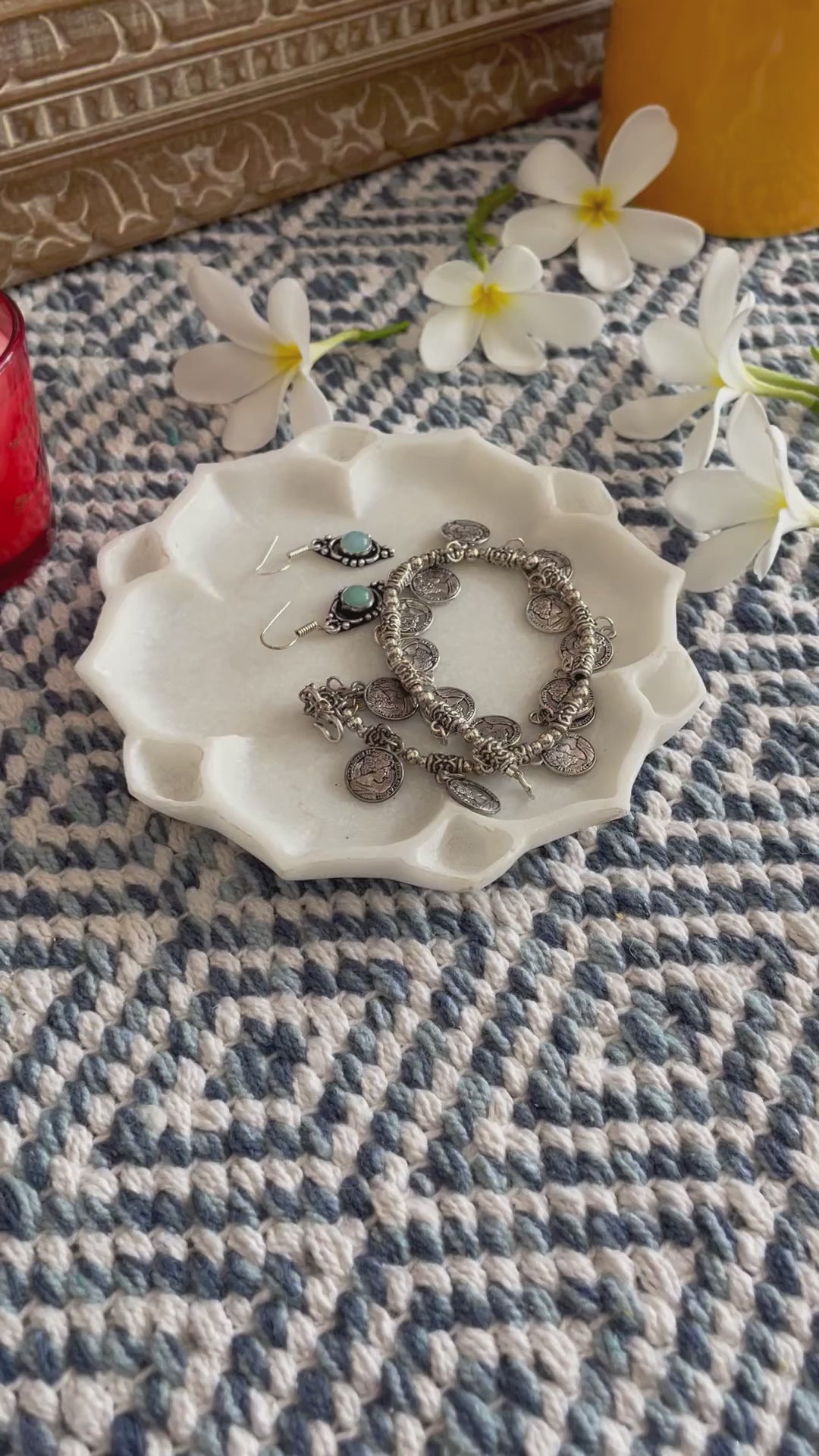 Flower shaped marble plate