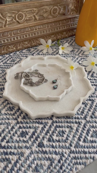 Flower shaped marble plate