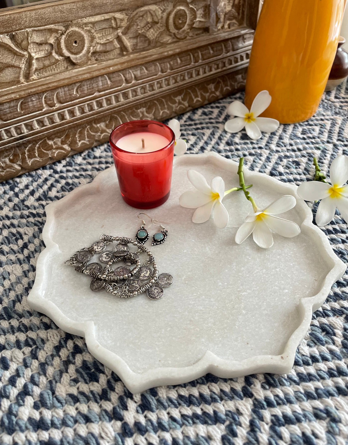 Flower shaped marble plate