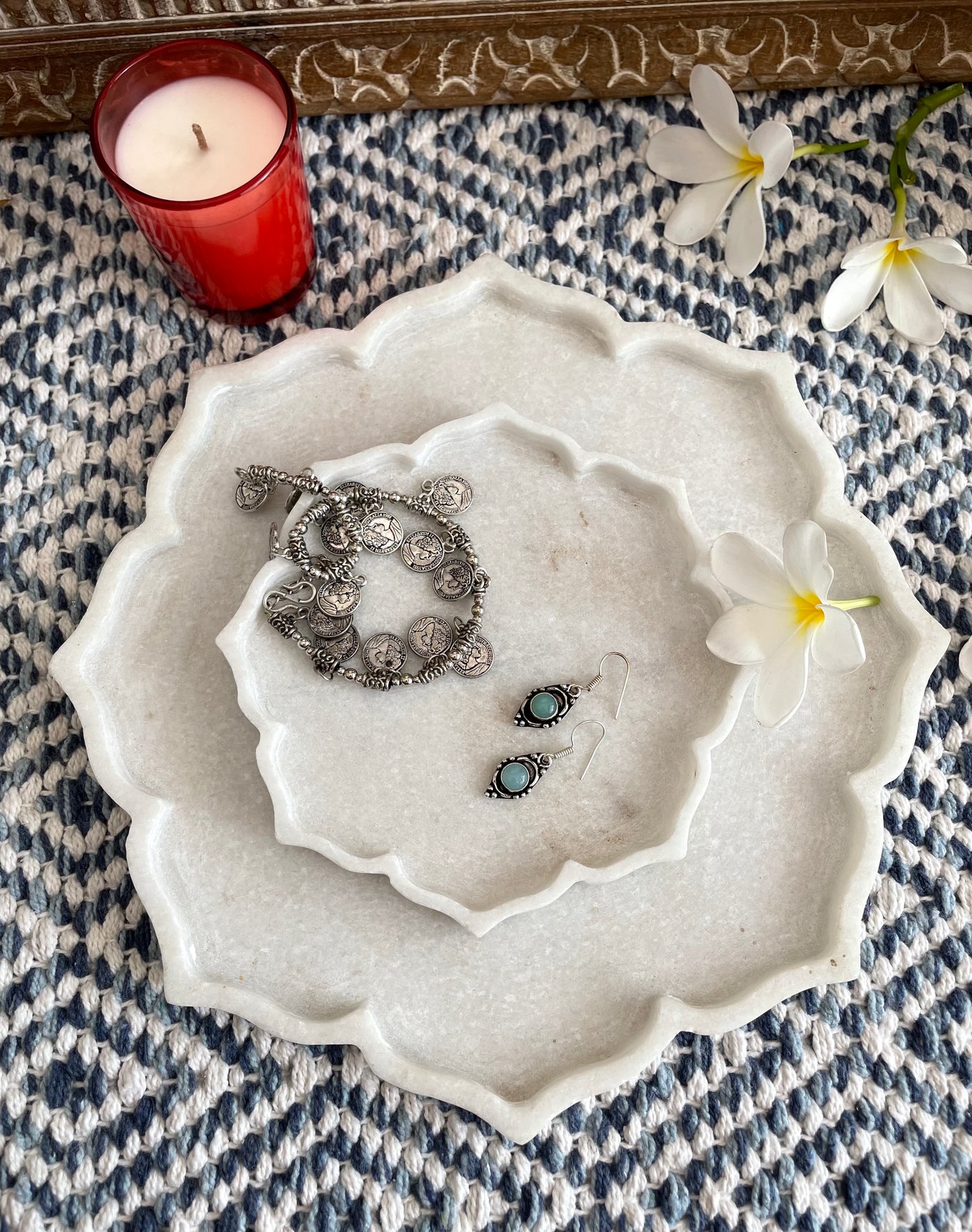 Flower shaped marble plate