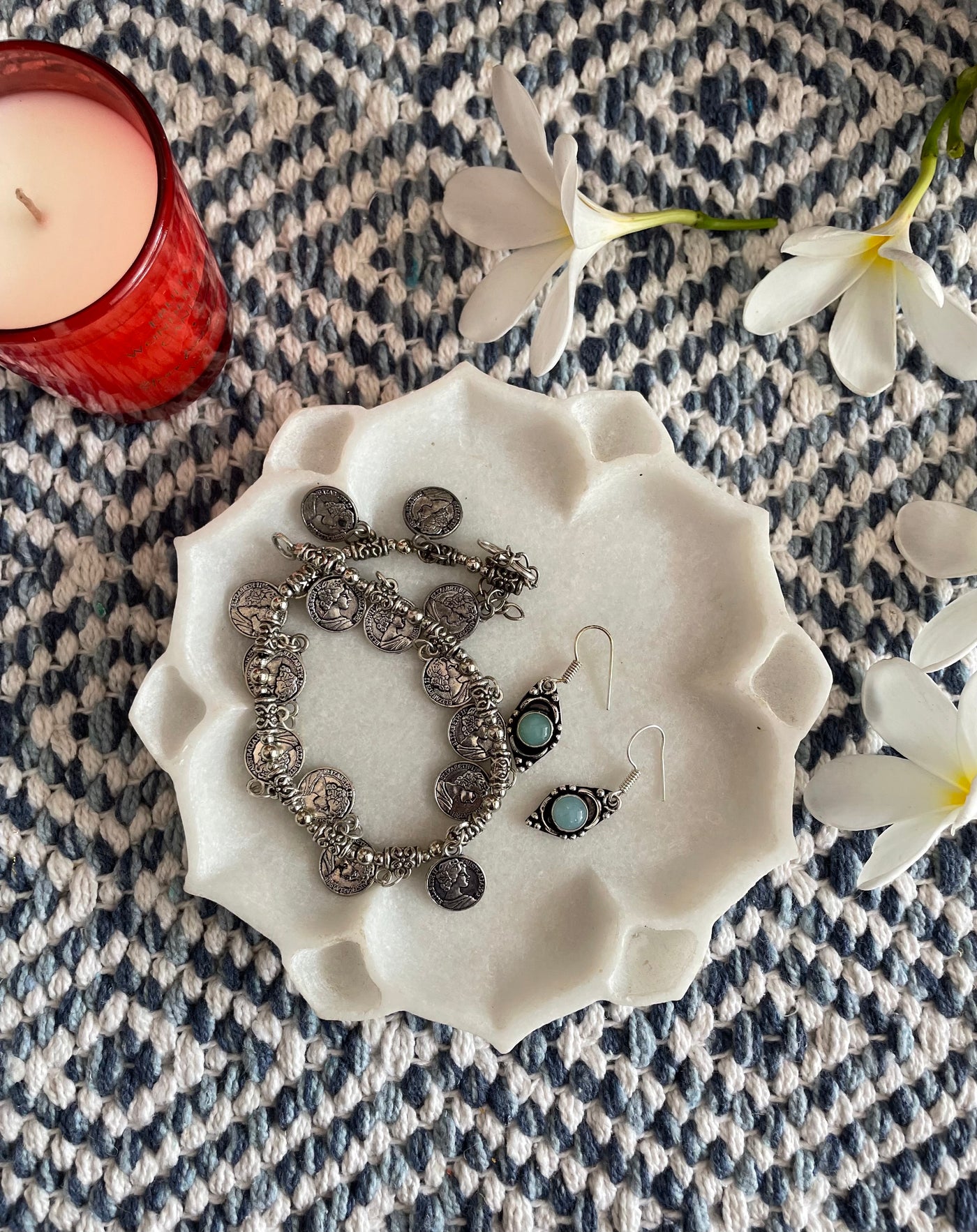 Flower shaped marble plate