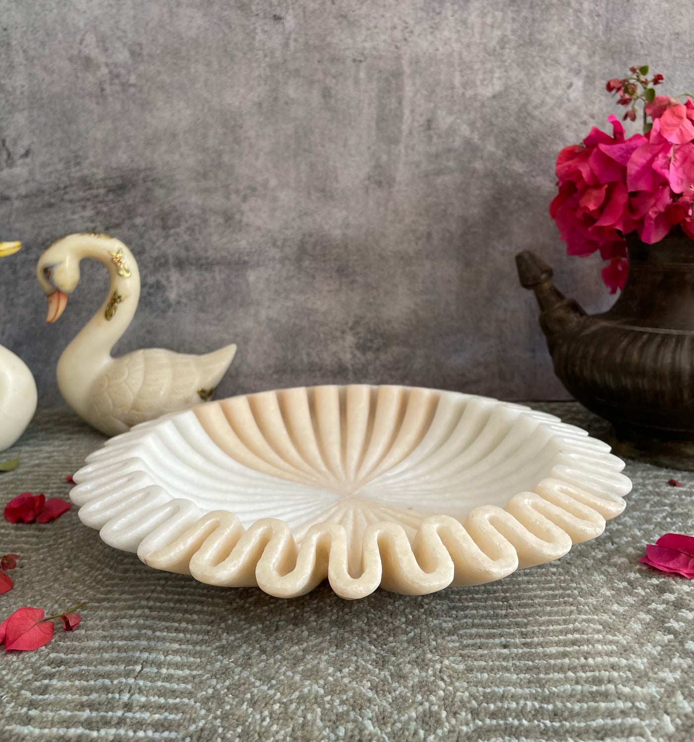 Ruffled Marble Bowl in Beige and White Marble