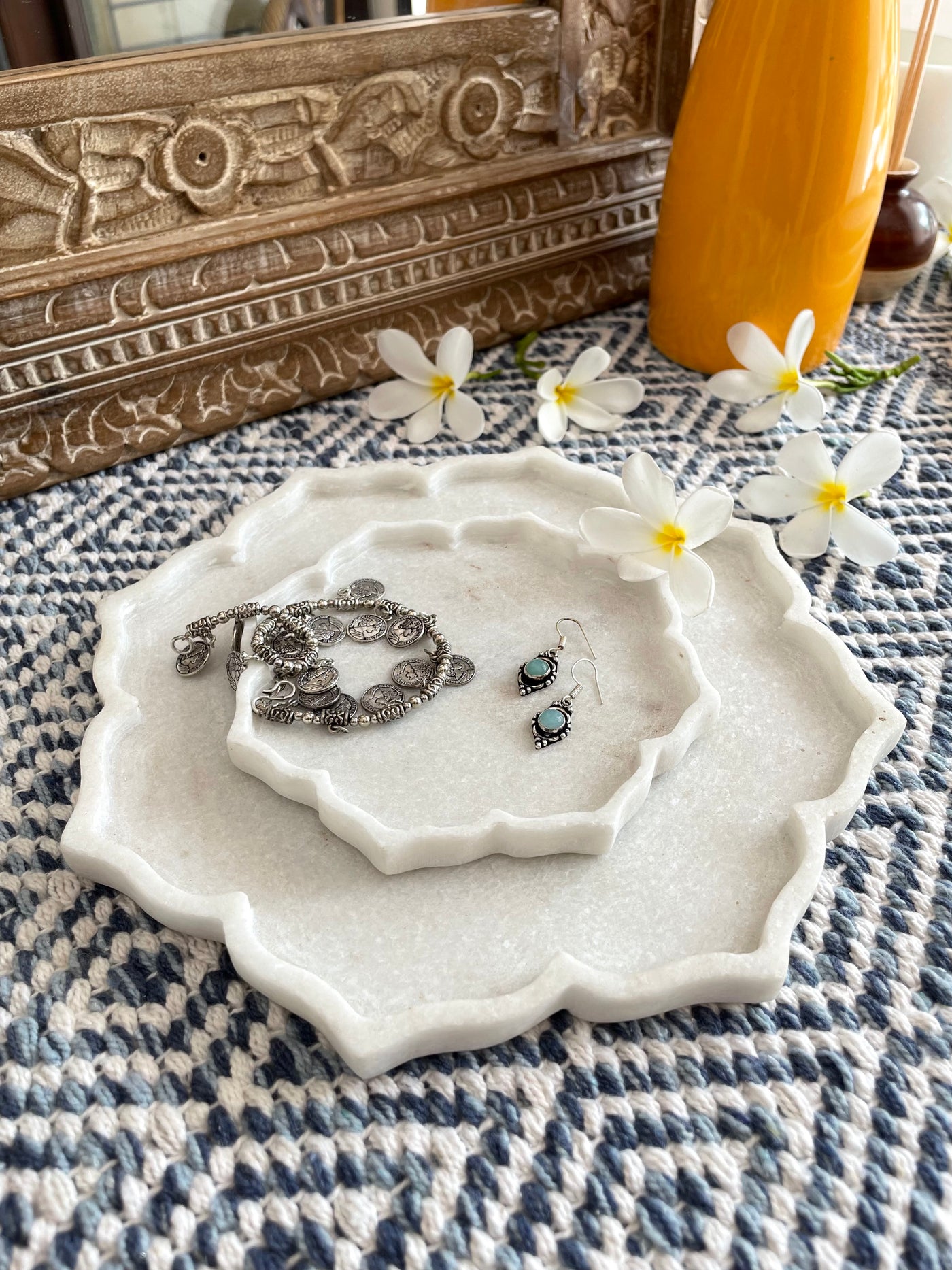 Flower shaped marble plate